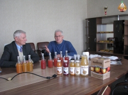 Укладання торговельних угод в Черкасах про дистрибуцію соків "Хутір Сік"